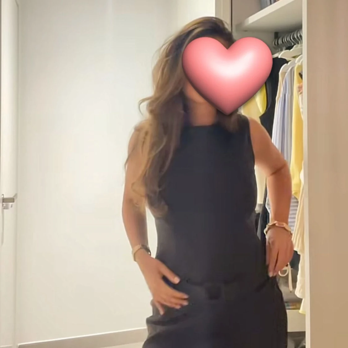 Svart ärmlös klänning med bälte