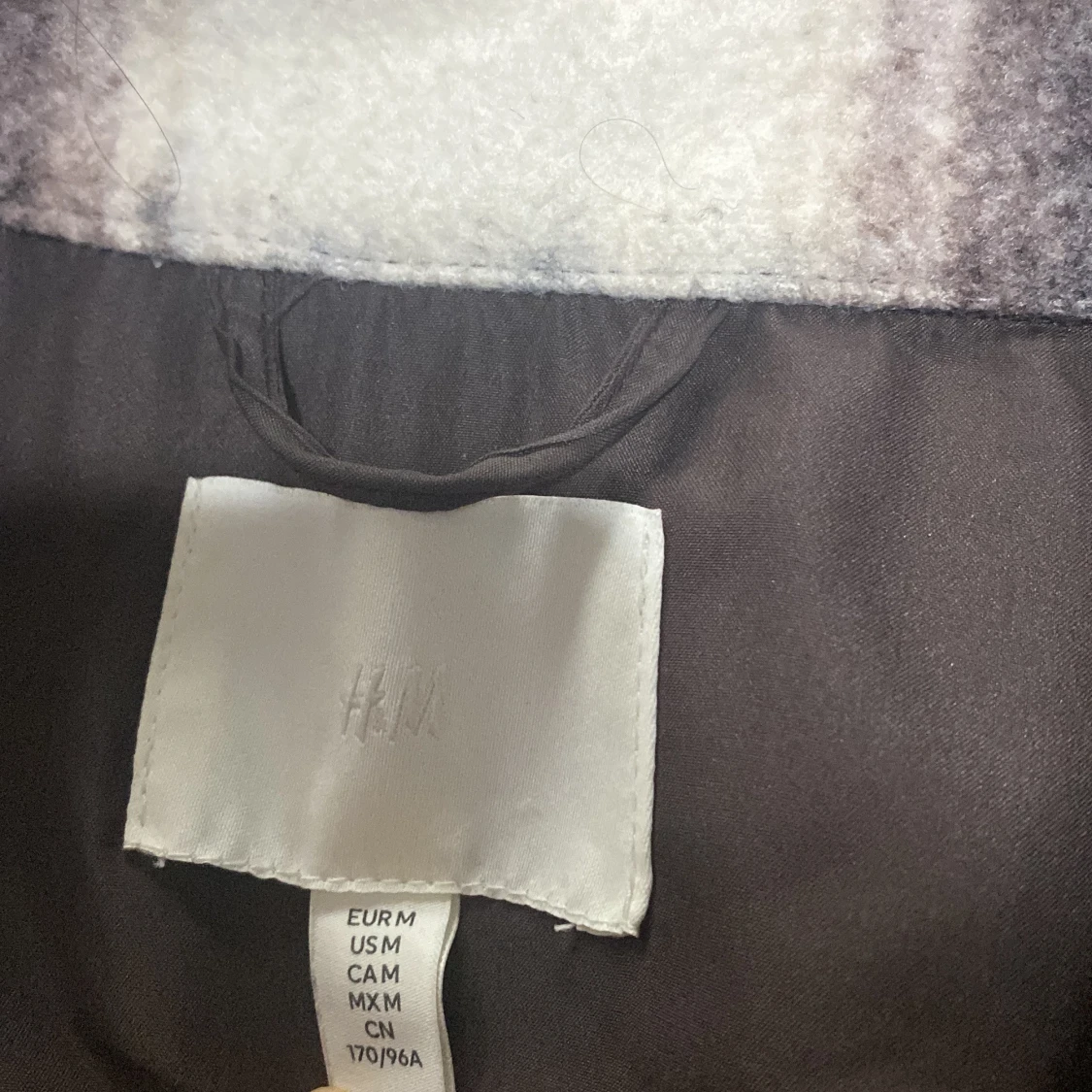 Rutig overshirt från H&M i grått - 1