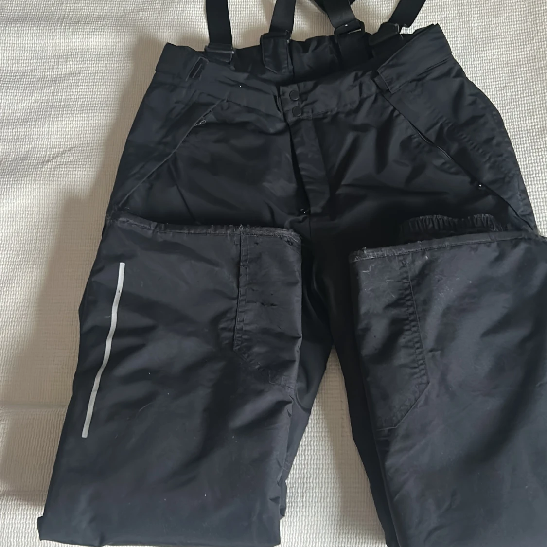 Svarta täckbyxor med hängslen Everest strl.164 cl