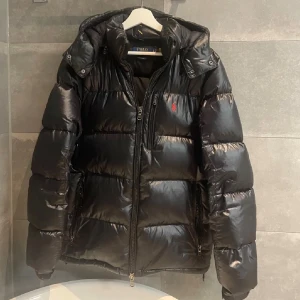 Polo Ralph lauren jacka  - Hola 👋🏼 Snygg svart pufferjacka/vinterjacka från Polo Ralph Lauren. Skick 9/10 förutom att lite av tyget där det står performance, men inget som syns. Storlek S/M, original S. Pris 3899 kr, nypris 6000 kr. Skriv PM för fler frågor och bilder. Caio 👋🏼