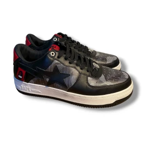 A Bathing Ape (Bape) X Hugo Boss Bape Sta - Bape X Hugo Boss Bape Sta i storlek 43. Har inte box. Skorna är aldrig använda. Skriv för fler bilder och frågor!