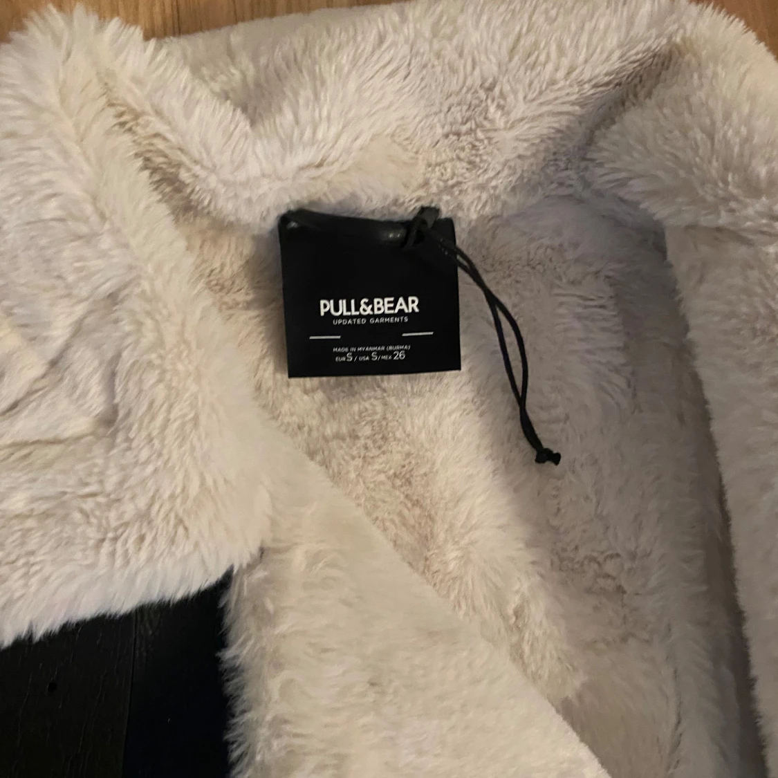 Svart pälsjacka från Pull&Bear - 2