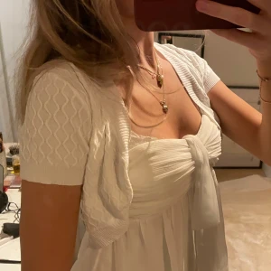 Vit bolero - Super fin vit bolero som man kan styla med en topp! Mycket bra skick knappt använd