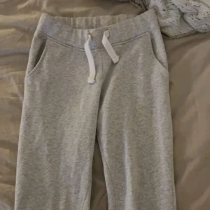 Grå mjukisbyxor russemerch - Ljusgrå mjukisbyxor med vit snörning från Russemerch i storlek XS (LONG LEG edition). Perfekta för chill dagar och har en clean, enkel look, säljs då jag ska köpa i annan färg. Bara höra av er vid frågor🩷 Nypris 550!