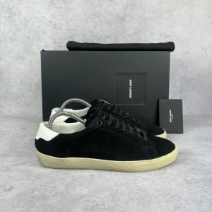 Saint Laurent SL/06 sneaker - – Condition: 9/10 - like new  – What is included: Only sneakers  – Retail price: 7000 + SEK