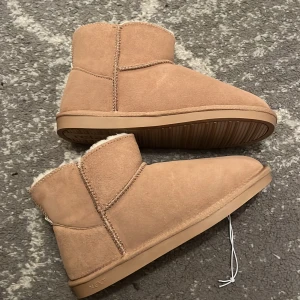 Beige boots - Säljer beige boots från Next i äkta läder. Helt oanvända och nya i storlek 39
