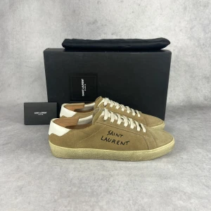 Saint Laurent court classic sneaker - –  Condition: 9/10  –  What is included: Only the sneakers  –  Retail price: 6800 kr