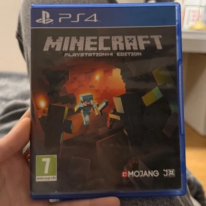 Minecraft PlayStation 4 Edition - Minecraft PlayStation 4 Edition i originalfodral med skiva i fint skick. Utforska, bygg och spela med vänner på PS4. Fodral och skiva är hela och utan synligt slitage. Perfekt för både nya och erfarna spelare som vill ha ett kreativt och roligt spel.