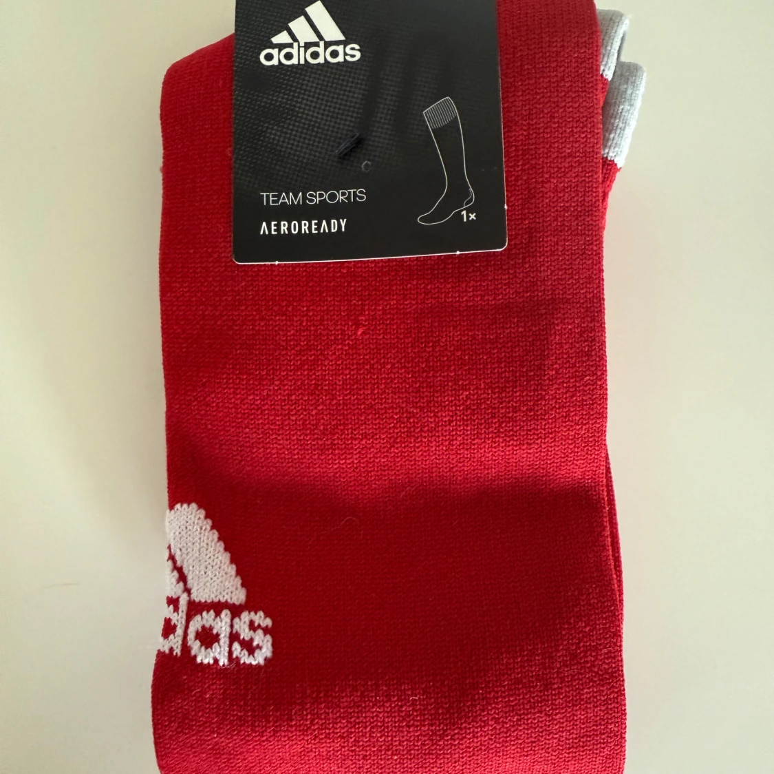 Röda fotbollsstrumpor från Adidas