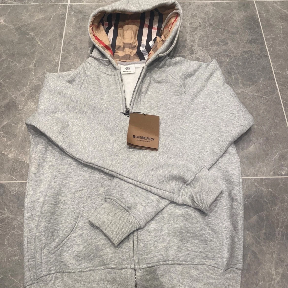 Grå hoodie från Burberry med half zip