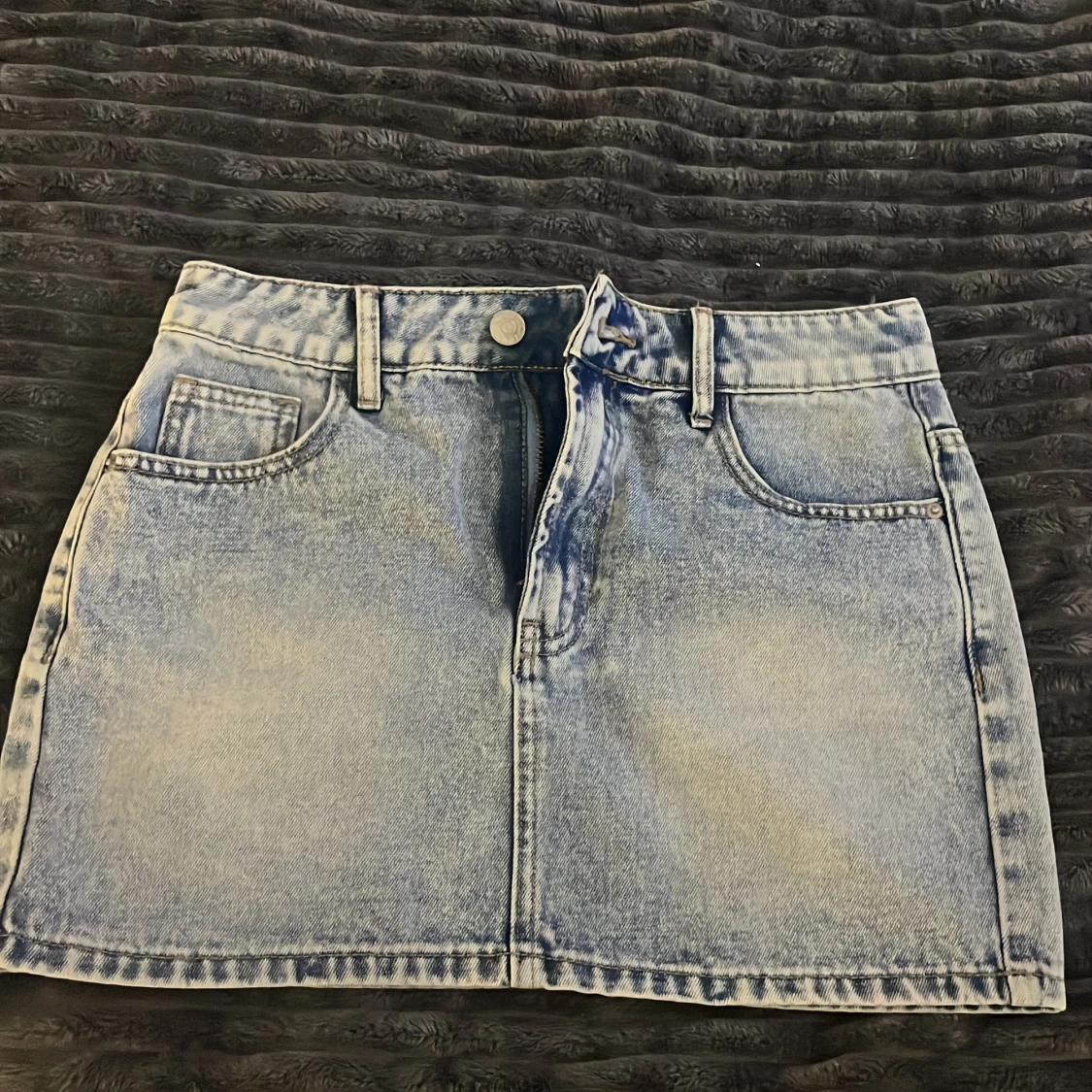 Ljusblå jeanskjol med fickor