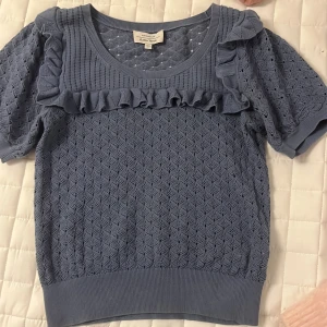 Blå blus/topp med volang från other stories  - Supersöt blå stickad blus från other stories!🥰i storlek xs men skulle även säga att den passar s. Säljer för 249 men pris kan diskuteras🥰