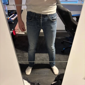 Mörkblå Jeans - Säljer dessa mörkblåa jeans från Jack and Jones i modellen Glenn och är slimfit. Jeansen är i bra skick, Storleken är 31/34. Nypris 899kr mitt pris 299kr. Tveka inte på att höra av dig vid fler frågor eller funderingar!