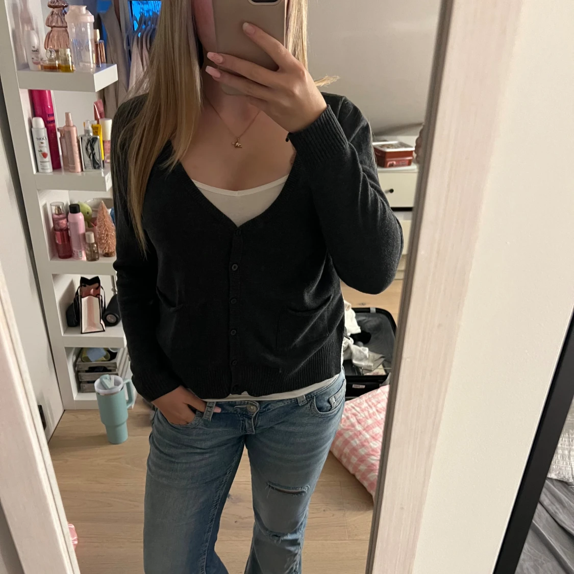 Mörkgrå kofta med v-ringning