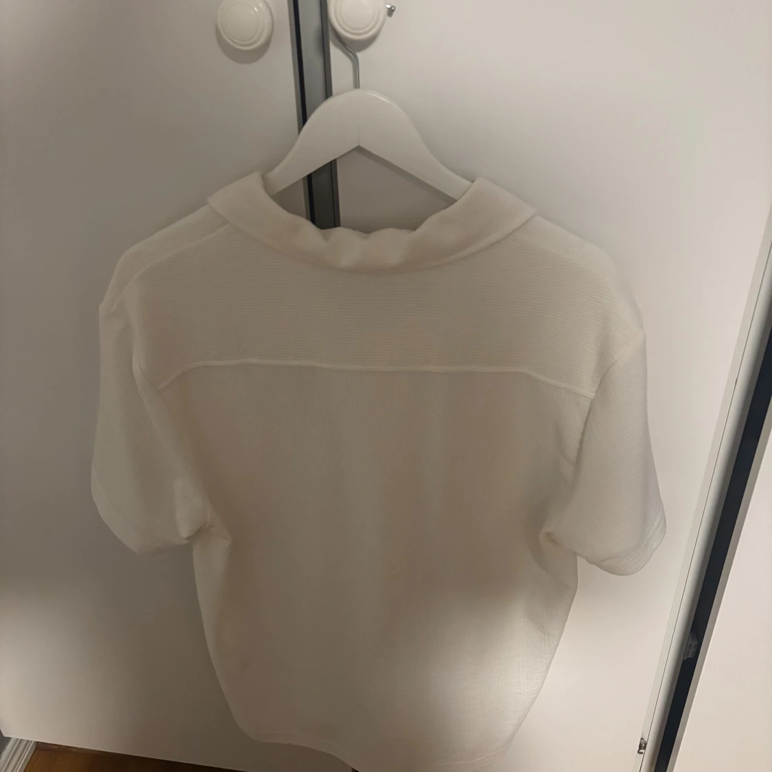 Vit kortärmad skjorta med knappar från H&M - 1