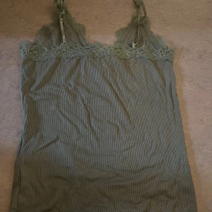 Linne med spets  - Fint skick 