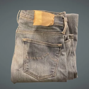 Ljusblå  jeans från Jacob Cohen - Snygga ljusblå jeans från Jacob Cohen i klassisk femficksmodell. Jeansen har skinny passform och är tillverkade i mjukt denimtyg med lätt slitna detaljer framtill. Perfekta för en avslappnad och trendig look.