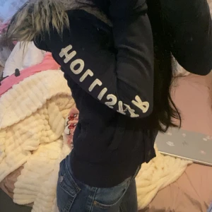 Hollister kofta med päls y2k - Hollister kofta med päls i storlek M, mörk blå färg, skulle säga passar lite mer som en S. Pris diskuteras! ❣️