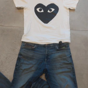 Vit Comme des Garçons Play t-shirt - Säljer en vit t-shirt från Comme des Garçons Play i storlek S men sitter som XS. Skriv vid funderingar!