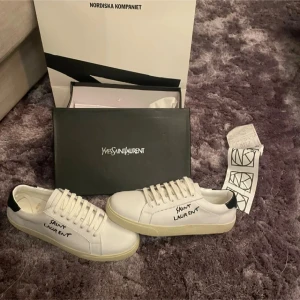 Saint Laurent Skor - Säljer ett par vita skor från Saint Laurent. Storlek 43 och riktigt bra skick ✅Skolåda och dustbag ingår👍 Hör av er vid frågor eller funderingar 🔛🔝