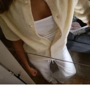 Stickad topp  - Superfin gul kofta med korta ärmar och pärlknappar framtill. Koftan är stickad och har en mjuk, fluffig känsla. Storlek 170 från gina Tricot young men passar mig som har Xs/s