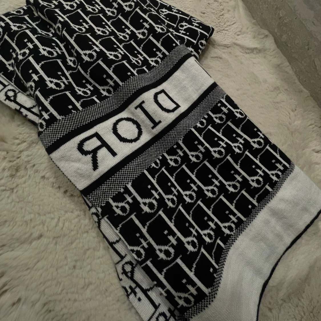 Designerhalsdukar från Fendi & LV - 4