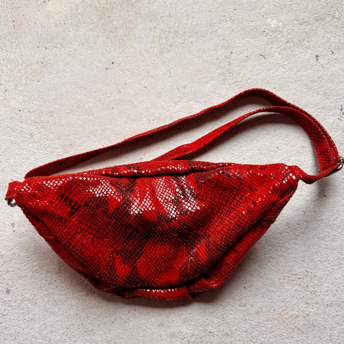 Röd magväska i skinn från Vimoda - 1