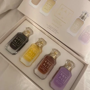Kayali Vanilla Obsessions Mini Set - Upptäck fyra olika Kayali-parfymer i smidiga miniflaskor (4 x 10 ml). Setet innehåller Vanilla 28, Vanilla Royale Sugared Patchouli 64, Utopia Vanilla Coco 21 och Vanilla Candy Rock Sugar 42. Perfekt för dig som vill testa flera dofter eller ha med på språng. Denna varan säljs inte mer och är därför limited edition