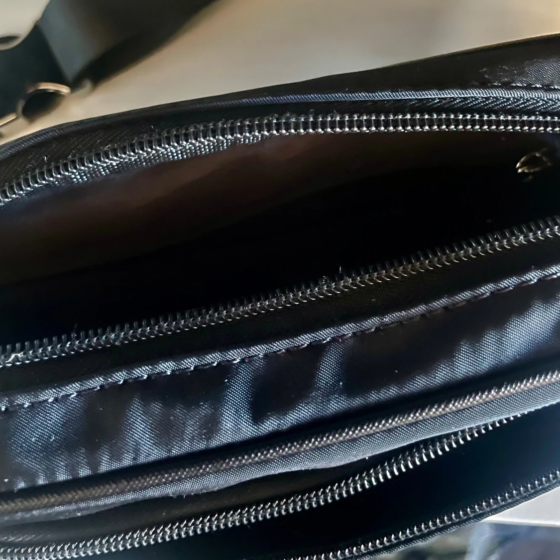 P midje väska i svart  - 2