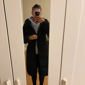 Uniqlo vinterjacka - Säljer min vinterjacka ifrån Uniqlo som är använd 1 vinter. Den är ungefär till knäna på mig som är 172cm lång. Jackan är i ny skick då den är sparsamt använd. Priset är prutat och klart! Storlek XS
