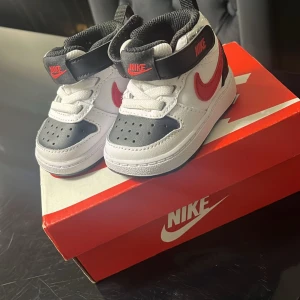 Nike Air Force 1 baby sneakers - Nike babyskor i storlek 17. Helt nya och oanvända, kommer med originalkartong. Snygg färgkombination och perfekt passform för små fötter. Pris: 450 kr.