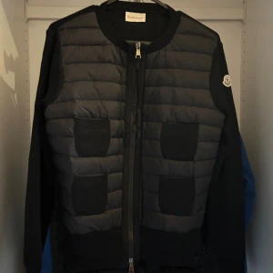 Moncler cardigan dam  - Säljer denna Moncler cardigan svart i storlek M men passar även S, mycket fint skick, kvitto finns digitalt, priset kan diskuteras vid snabb affär, kom med bud🤗