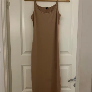 Beige långklänning med smala axelband - Skims liknade klänning, sitter jätte bra på kroppen
