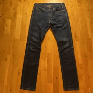 Orange tab Levis jeans  - Orange tab Levi’s 505 c. Rakt över midjan är 39cm och innerbenslängden är 81cm skriv gärna för mer info eller bilder på jeansen 💕