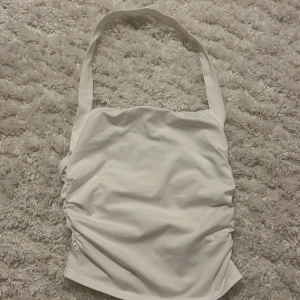 Halter topp - Topp med band runt halsen💕använd 1 gång