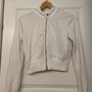 Vit cropped kofta med dragkedja - Vit cropped kofta med dragkedja med luva.           Aldrig använd 