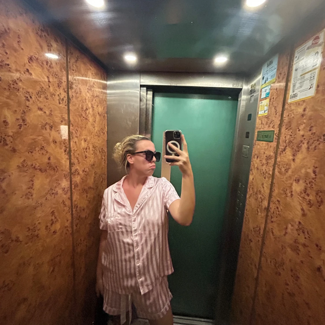 Randiga ljusrosa pyjamasshorts med snörning - 2