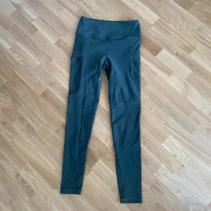 Ridbyxor - Byxorna är i storlek l men passar även mig som brukar ha s-m. 