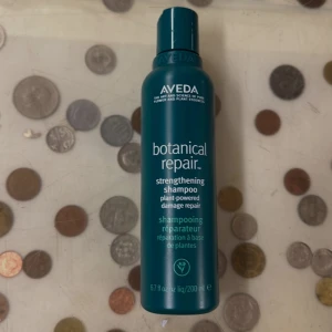 Botanical Repair Strengthening Shampoo 200ml - Aveda Botanical Repair Strengthening Shampoo, 200ml. Plant-powered formula for damage repair. Bottle and label in excellent condition, no visible wear or damage. Ideal for strengthening and repairing hair with botanical ingredients.