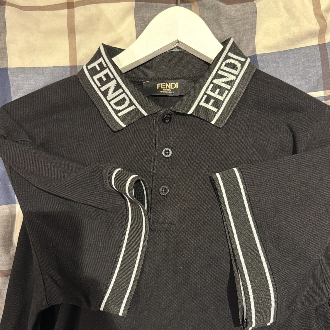 Svart Fendi piké med logga på kragen - 1