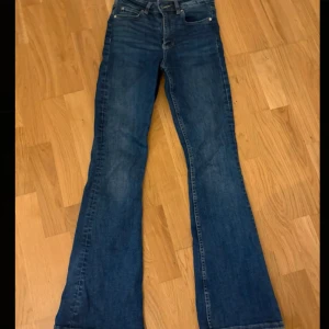 Highwaist jeans - Jeans från Gina tricot. Skulle säga det är mid/highwaist