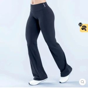 Dyfne origin flares  - För korta för mig (har väldigt långa ben) Bara provade! Brukar ha S men dessa passade mig, köpte sedan ett par extra långa i S som också passar så antar att dom bara är väldigt stretchiga 