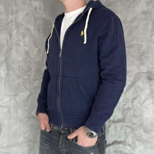 Ralph lauren Zip Hoodie - Ralph Lauren Hoodie - Pris: kr600  - Modell: 180cm 70kg  - Bra skick utan defekter  - Storlek: M  - Original förpackning tillkommer inte 