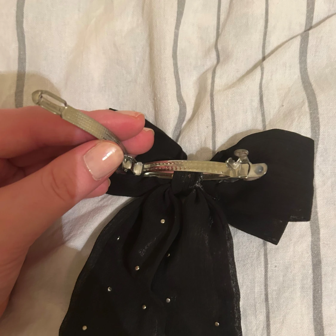 Svart hårklämma rosett med pärlor - 2