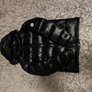 Moncler Maya - Tja!Säljer nu min riktigt  feta Moncler Maya jacka i färgen svart i storlek 3 som motsvarar L, den är i fint skick de ända är att ena dragkedjan är av som ni ser på bild 2, kom privat för mer bilder, skriv om ni har några frågor eller funderingar🙌🙌