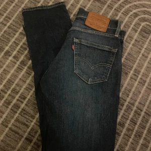 Levi's 511 mörkblå jeans - Snygga Levi's 511 jeans i mörkblå. I storleken w29l30  Modellen är slim och har normal midja. Jeansen är tillverkade i slitstarkt denim. Perfekt för dig som gillar en stilren look.
