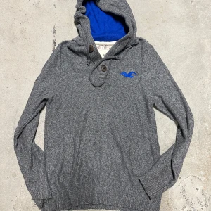 Stickad Hollister hoodie  - Extremt eftertraktad och sällsynt  Hollister hoodie som är stickad med knappar! Grymt skick, inga defekter - ser exakt ut som på bild! Storlek M kan passa som S. Skriv vid frågor!💬