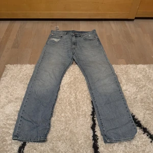 Levi's 551 ljusblå jeans W34 L32 - Ljusblå Levi's 551 jeans, litet hål i höger bakficka 
