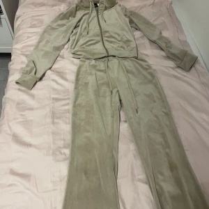 Beige mjukisbyxor med snörning - Säljer ett par beige mjukisbyxor med skön loose passform och snörning i midjan. Byxorna har breda ben och praktiska fickor bak. Materialet är mjukt och har en lyxig sammetskänsla, perfekt för chill dagar. Matcha med hoodie för en komplett look.