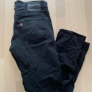 Svarta Levi's 511 jeans slim fit - Svarta Levi's 511 jeans med slim fit och klassisk femficksdesign. Nypris: 1100kr. Har andvänt relativt mycket så därför förståbara priset, kan självklart diskuteras❤️